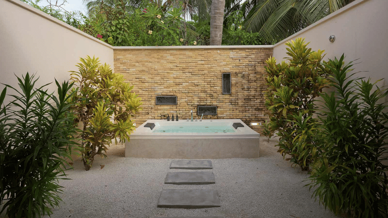 Spa jacuzzi dans un jardin