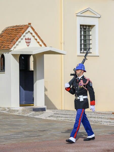 Comment s'adresser au prince de Monaco - garde monegasque et protocole