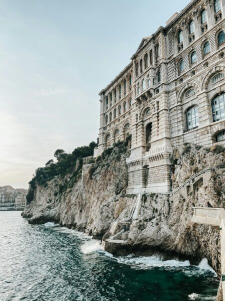 Comment s'adresser au prince de Monaco - la vieille ville sur le rocher