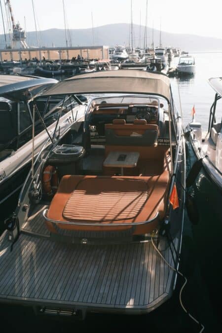 Yacht de luxe amarre dans une marina au coucher du soleil
