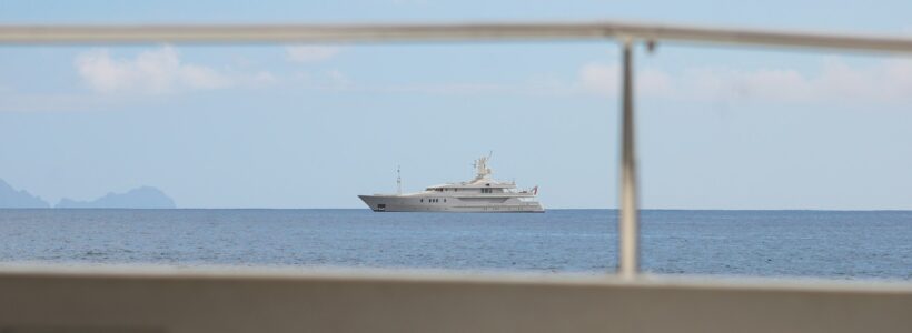Quel est le prix d'un yacht de luxe - superyacht en mer