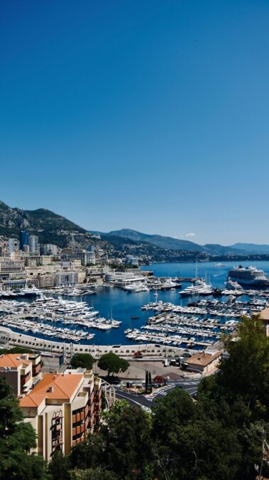 Yacht de 25 metres au port en Mediterranee