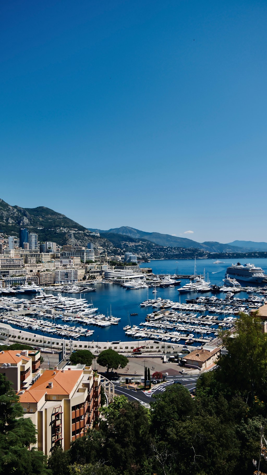 Yacht de 25 metres au port en Mediterranee